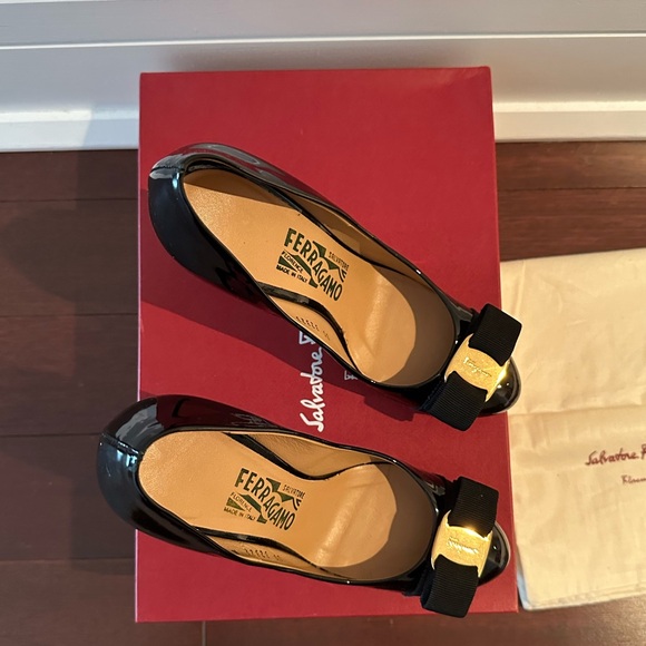 Salvatore Ferragamo Rilly Black Patent Leather Heels - size 6 - Picture 6 of 9